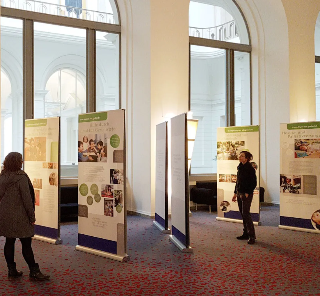 ausstellungsgrafik_menschenkind_vernissage