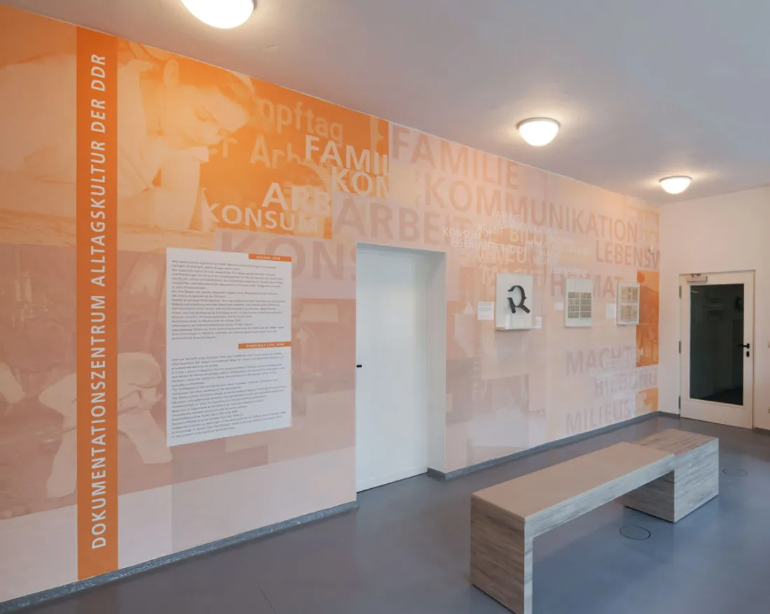 ausstellungsgrafik_Alltag:DDR_Raum0_Foto: Thomas Bruns