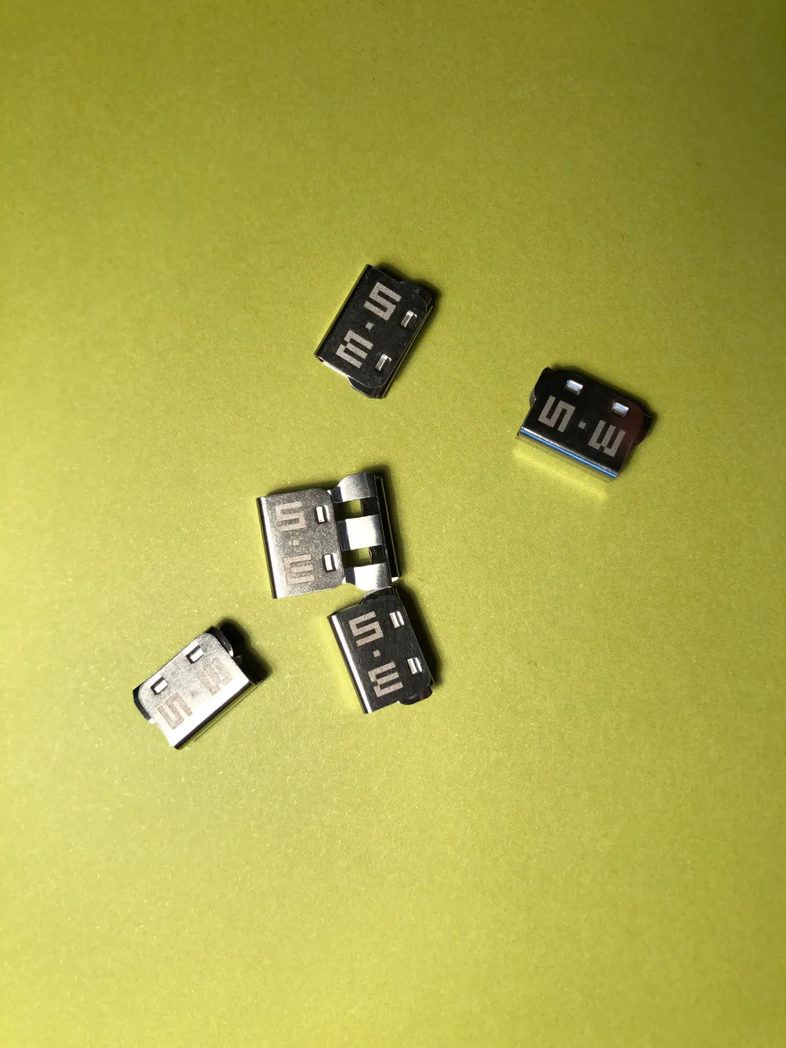 corporatedesign_second_elements_metallklammern_gruen