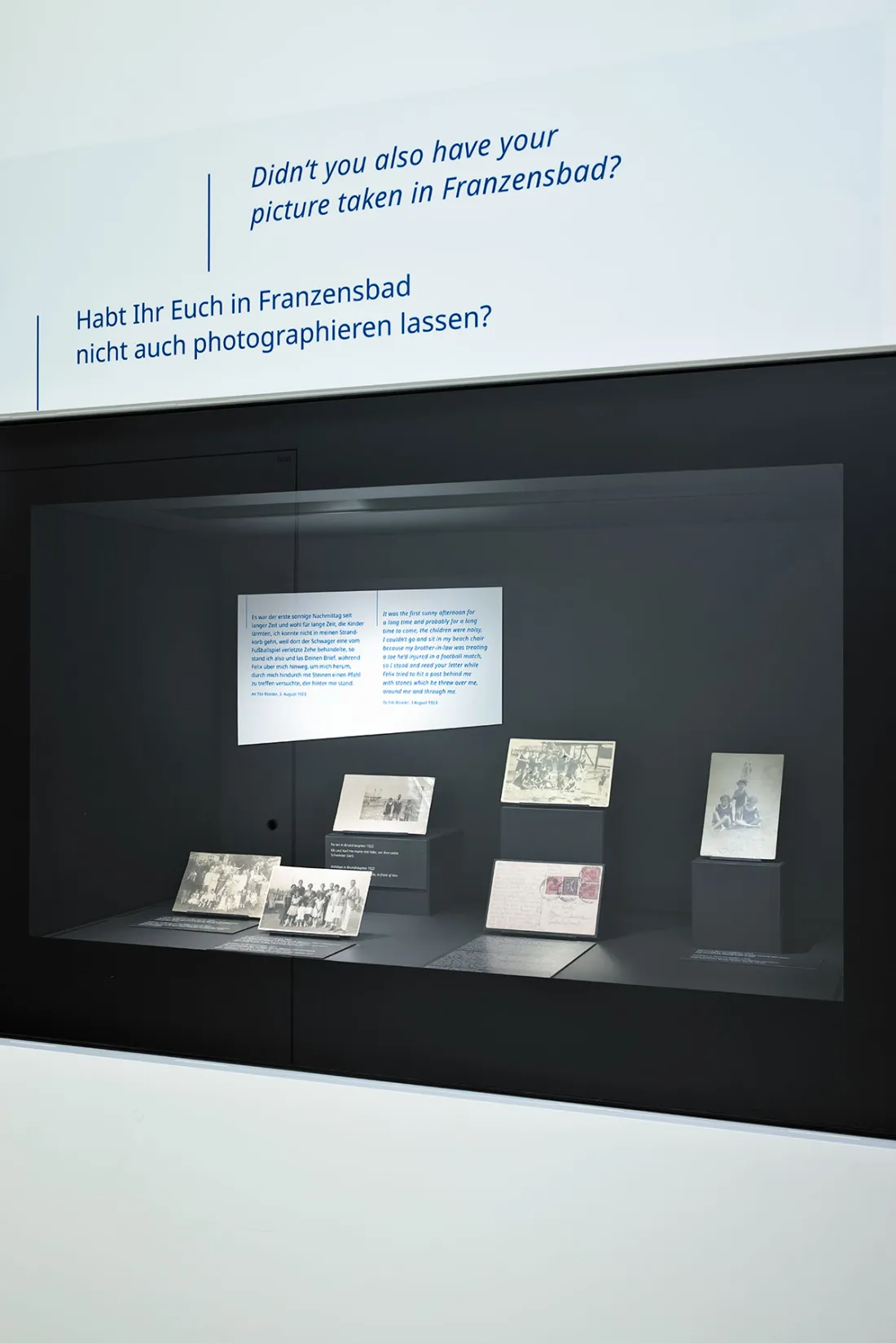 ausstellungsgrafik10_vitrine_stabi_fotoalbum_der_familie_kafka(c)dagmarpuzberg