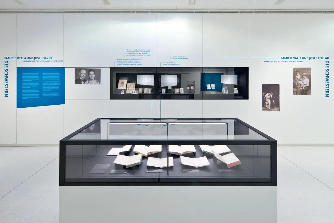 ausstellungsgrafik11_innen_stabi_fotoalbum_der_familie_kafka(c)dagmarpuzberg