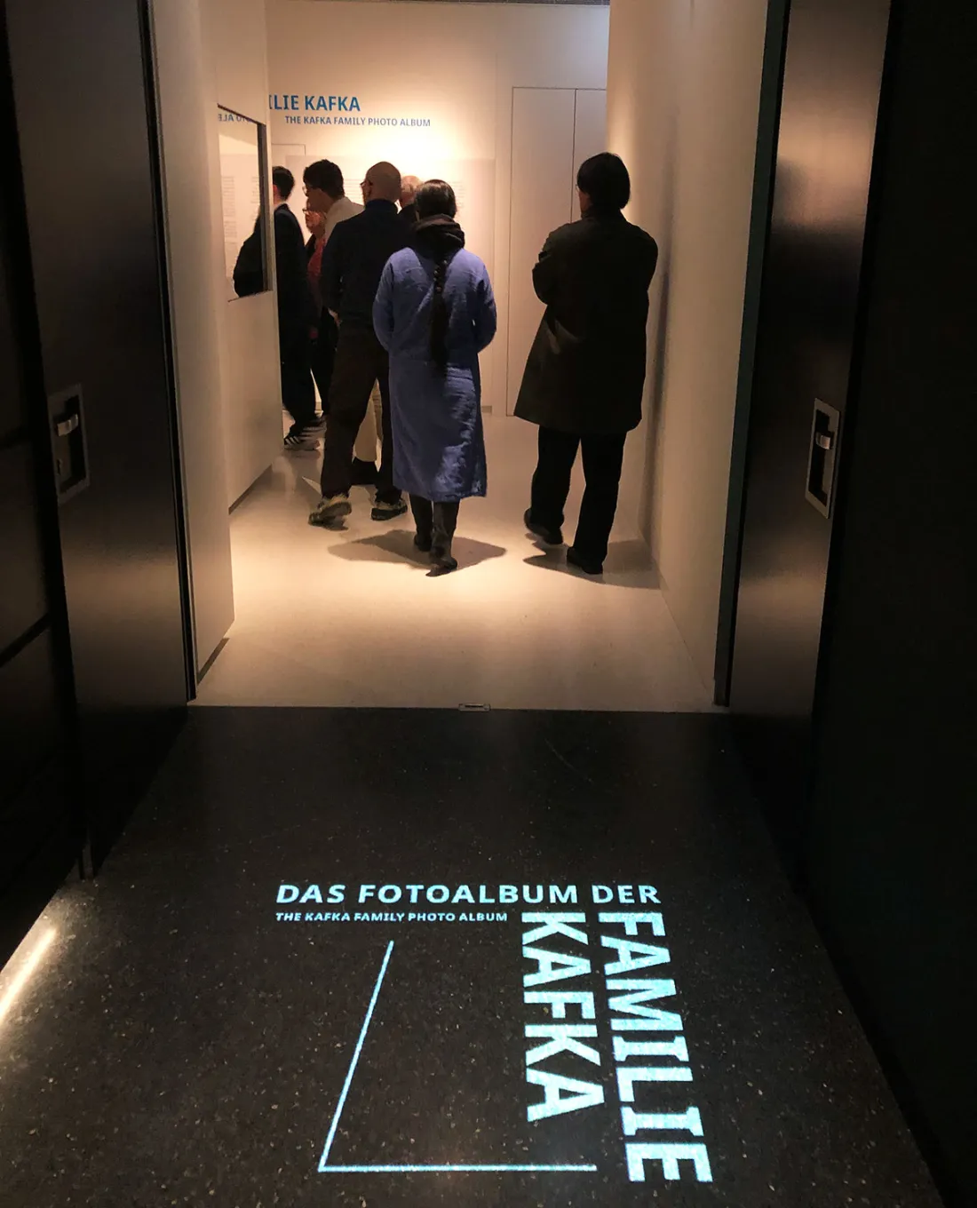 ausstellungsgrafik15_innen_stabi_fotoalbum_der_familie_kafka(c)dagmarpuzberg