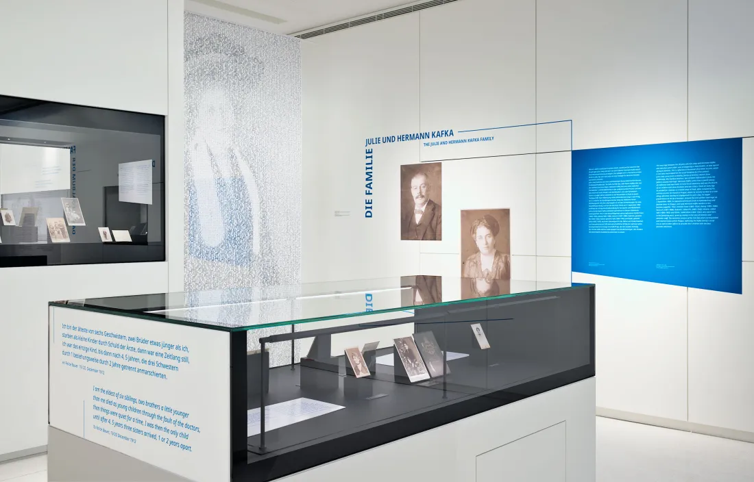 ausstellungsgrafik16_innen_stabi_fotoalbum_der_familie_kafka(c)dagmarpuzberg