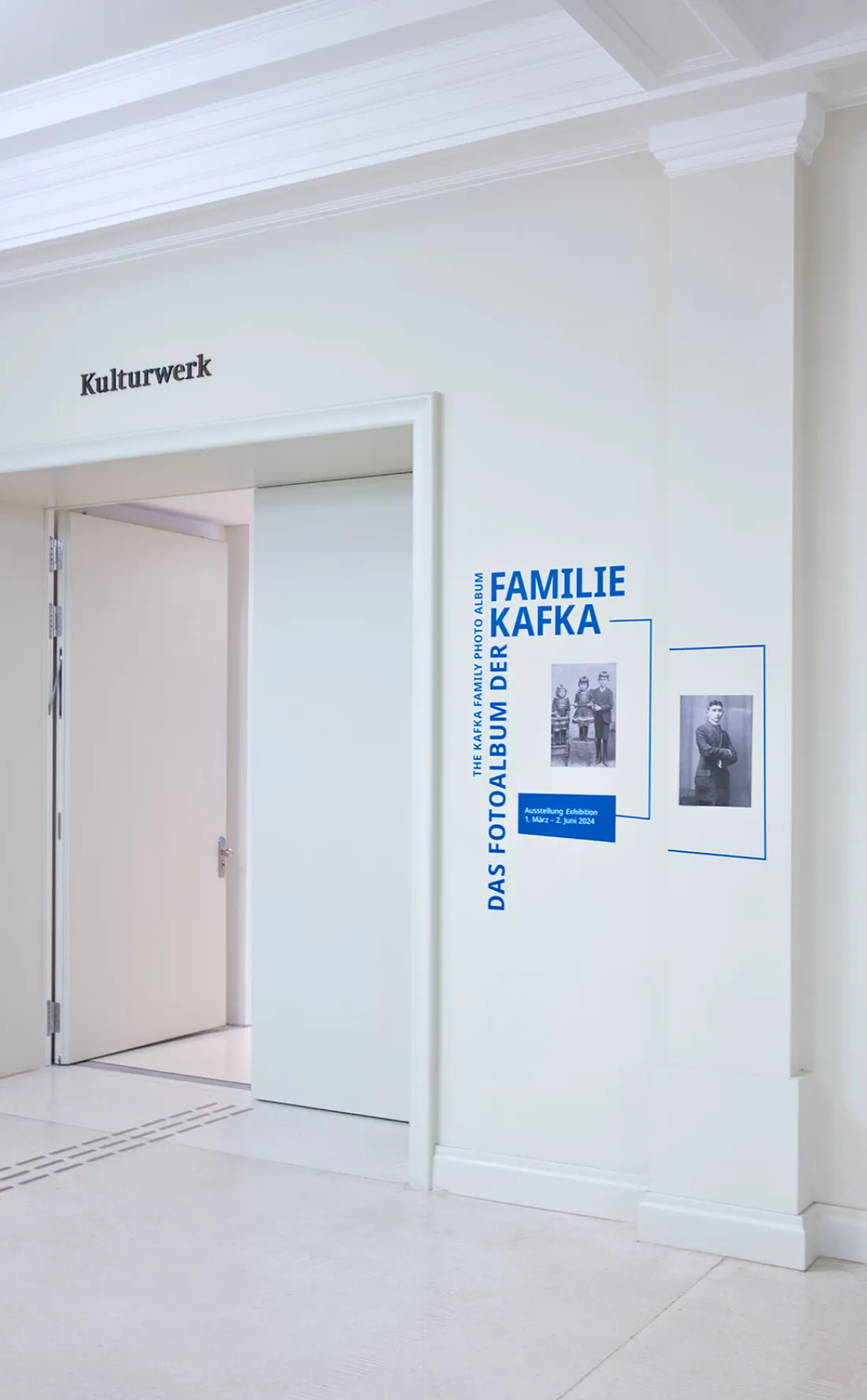 ausstellungsgrafik8_eingang_stabi_fotoalbum_der_familie_kafka(c)dagmarpuzberg