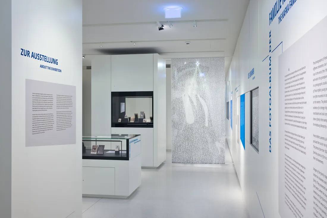 ausstellungsgrafik9_raum1_stabi_fotoalbum_der_familie_kafka(c)dagmarpuzberg